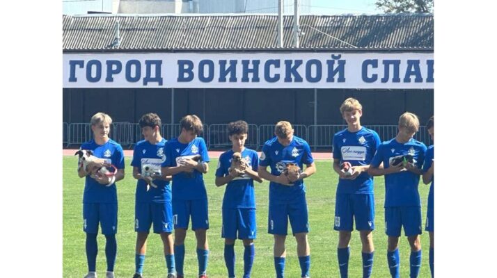 Юные брянские футболисты вышли на поле с бездомными щенками