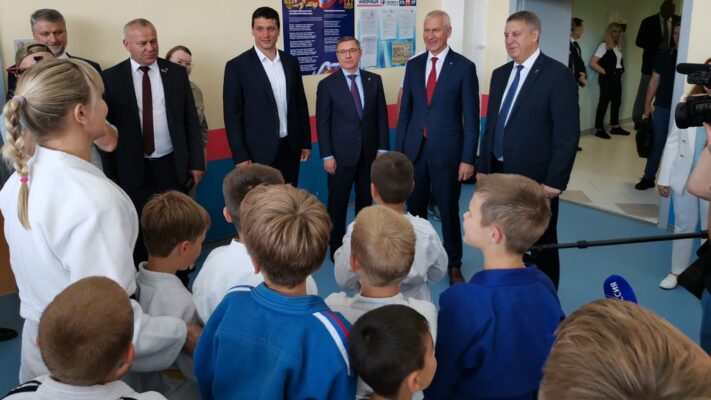 Брянский губернатор вместе с почетными гостями посетил Дворец единоборств имени Артема Осипенко