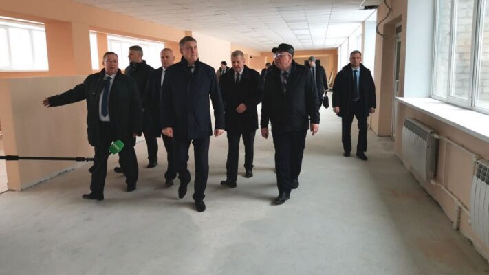 Губернатор Александр Богомаз проверил ход капремонта в Дубровской школе номер 2