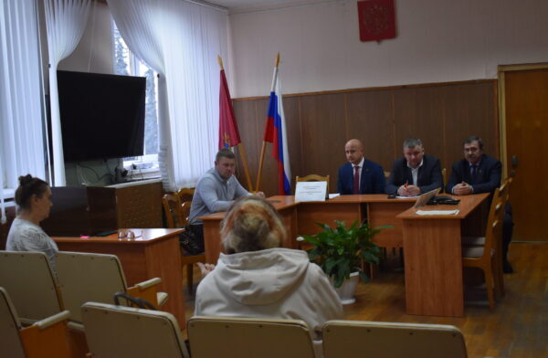 В Жирятинской общественной приемной Д.А. Медведева приём граждан провел депутат Брянской областной Думы Александр Жутенков