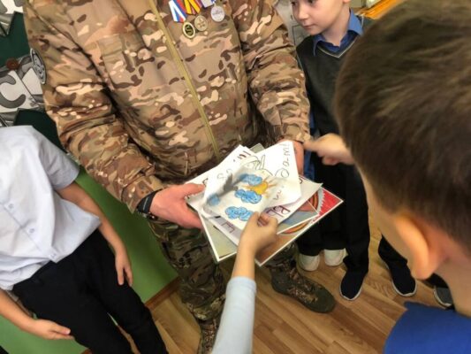 В Стародубе состоялась встреча бойца СВО со школьниками
