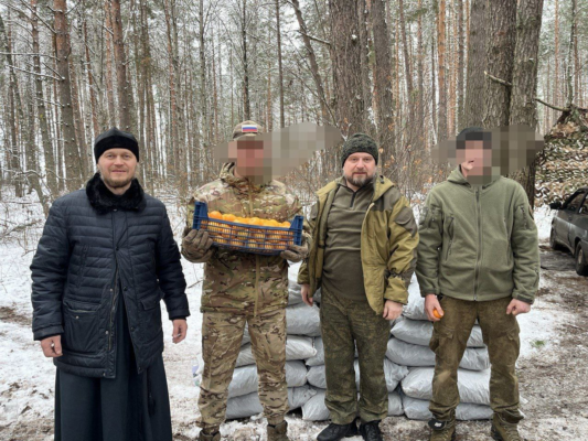 Настоятель храма Животворящего Креста Господня в с. Жирятино отец Иоанн помогает защитникам на передовой