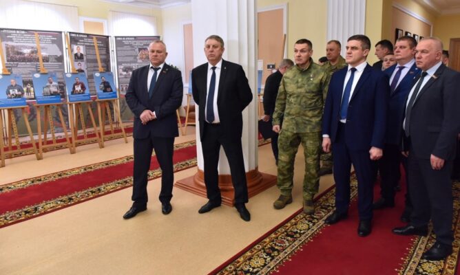 В Брянской областной Думе открылась выставка «Отец Героя»