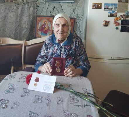 В Комаричском районе вручили юбилейные медали в честь 80-летия Победы