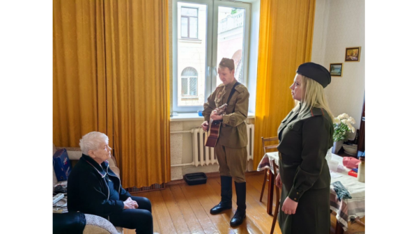 Артисты Брянского театра драмы поздравили ветеранов войны с Днем Победы