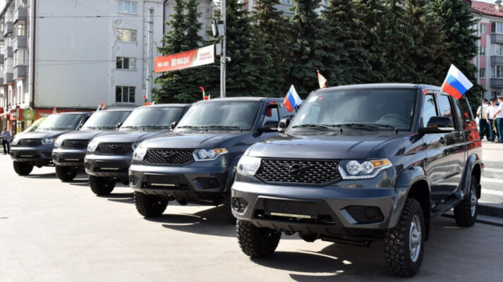 В Брянске пограничникам вручили ключи от десяти автомобилей