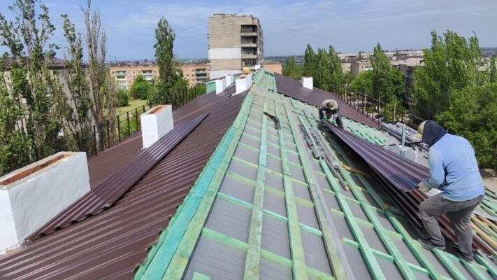 Брянские специалисты продолжают восстанавливать жилье и инфраструктуру в подшефной Брянке