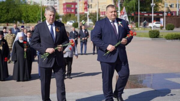 В Брянске возложили цветы к стеле Воинской славы