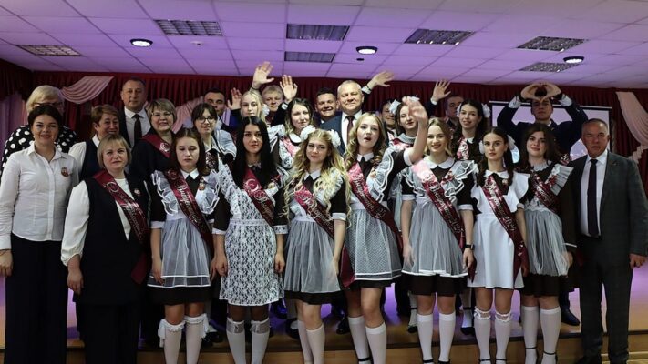 Валентин Суббот поздравил выпускников лицея №1 Брянского района с последним звонком