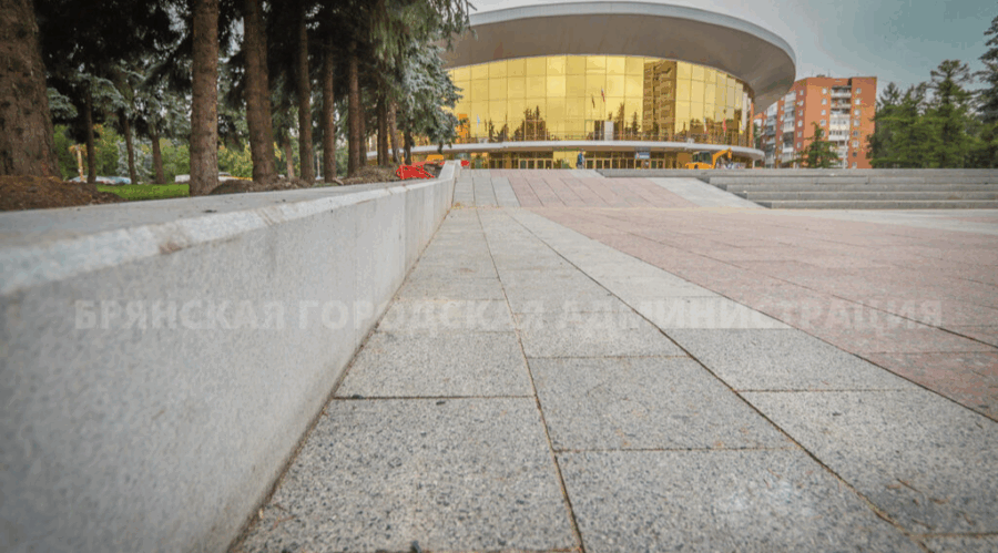 На площади Октябрьской революции в Брянске установили 600-метровый гранитный бордюр