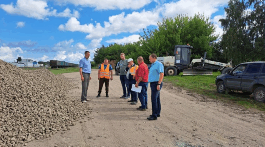В брянском поселке Комаричи продолжается капремонт улицы Колхозной