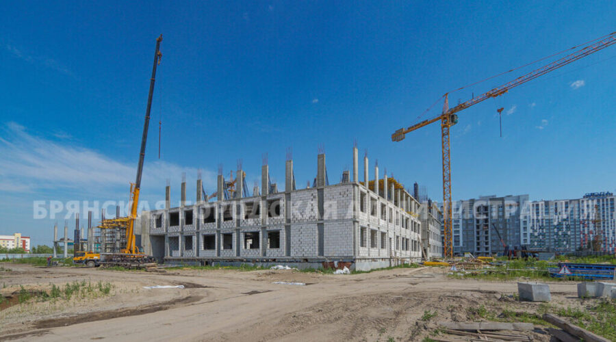 На территории бывшего аэропорта в Брянске строится новая школа