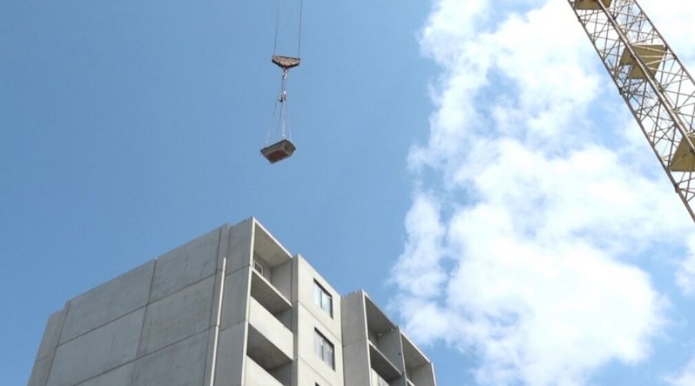 Белорусские строители возводят дом на Московском проспекте в Брянске