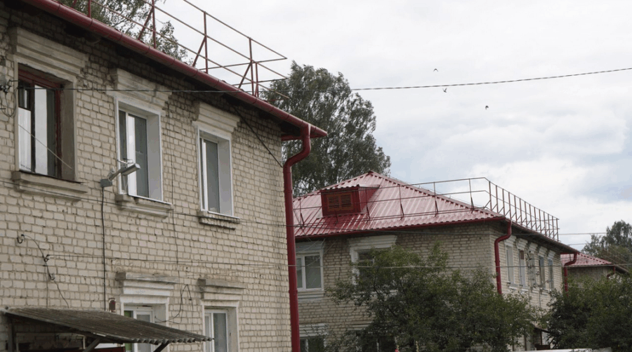 В брянских Локте и Погребах активно ремонтируют кровли жилых домов