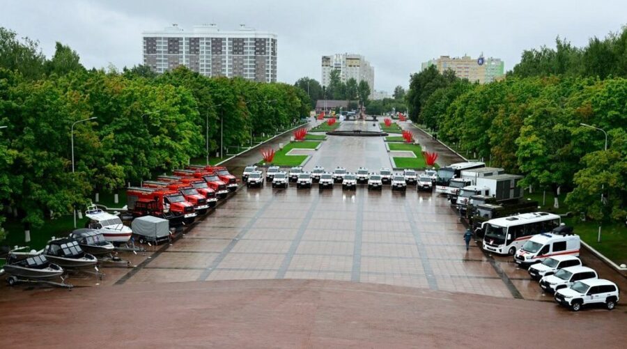 В Брянске министр МЧС передал пожарно-спасательным подразделениям рекордное количество техники