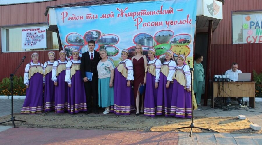 В 40-летнюю годовщину образования Жирятинского района для жителей организовали праздничный вечер