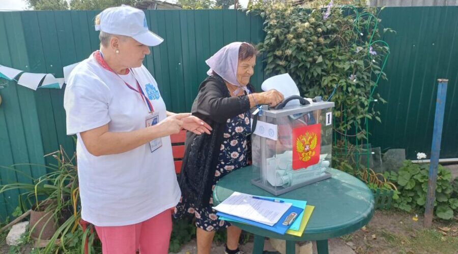 В Жирятинском районе представители старшего поколения голосуют на дому