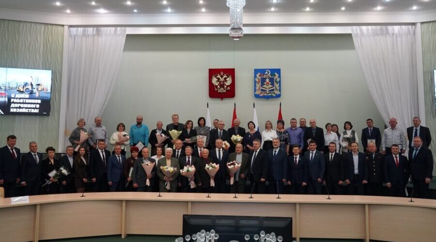 Губернатор Александр Богомаз поздравил в Брянске сотрудников и ветеранов дорожной отрасли