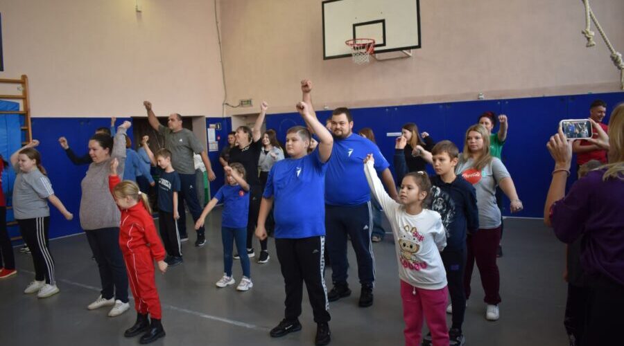 В Жирятинской школе прошло спортивное мероприятие ко Дню отца