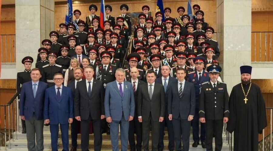Стародубскому казачьему кадетскому корпусу вручили переходящее знамя Президента РФ