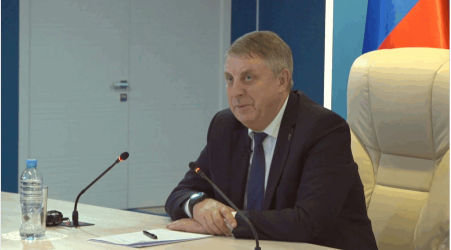 На прямой линии Богомаз поздравил семью Квакухиных из Жуковки с рождением тройни