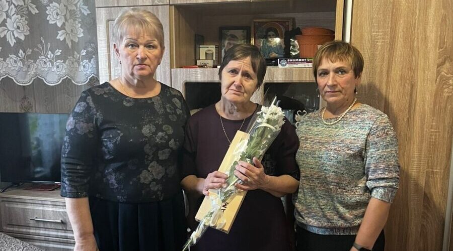 В Жирятинском районе с Днём матери поздравили матерей погибших участников СВО