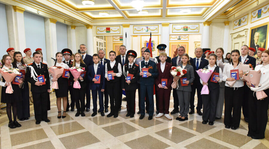 В День Конституции Российской Федерации Губернатор вручил брянцам паспорта