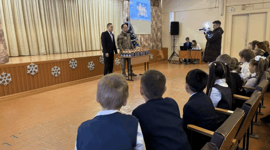 Антошин поздравил 1500 брянских школьников Бежицкого района с Новым годом