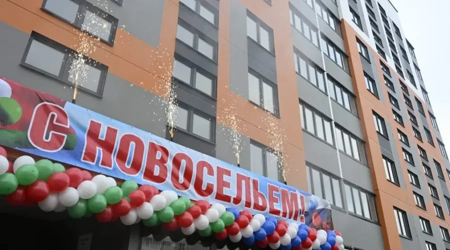 В День Конституции в Брянске вручили ключи от квартир детям-сиротам