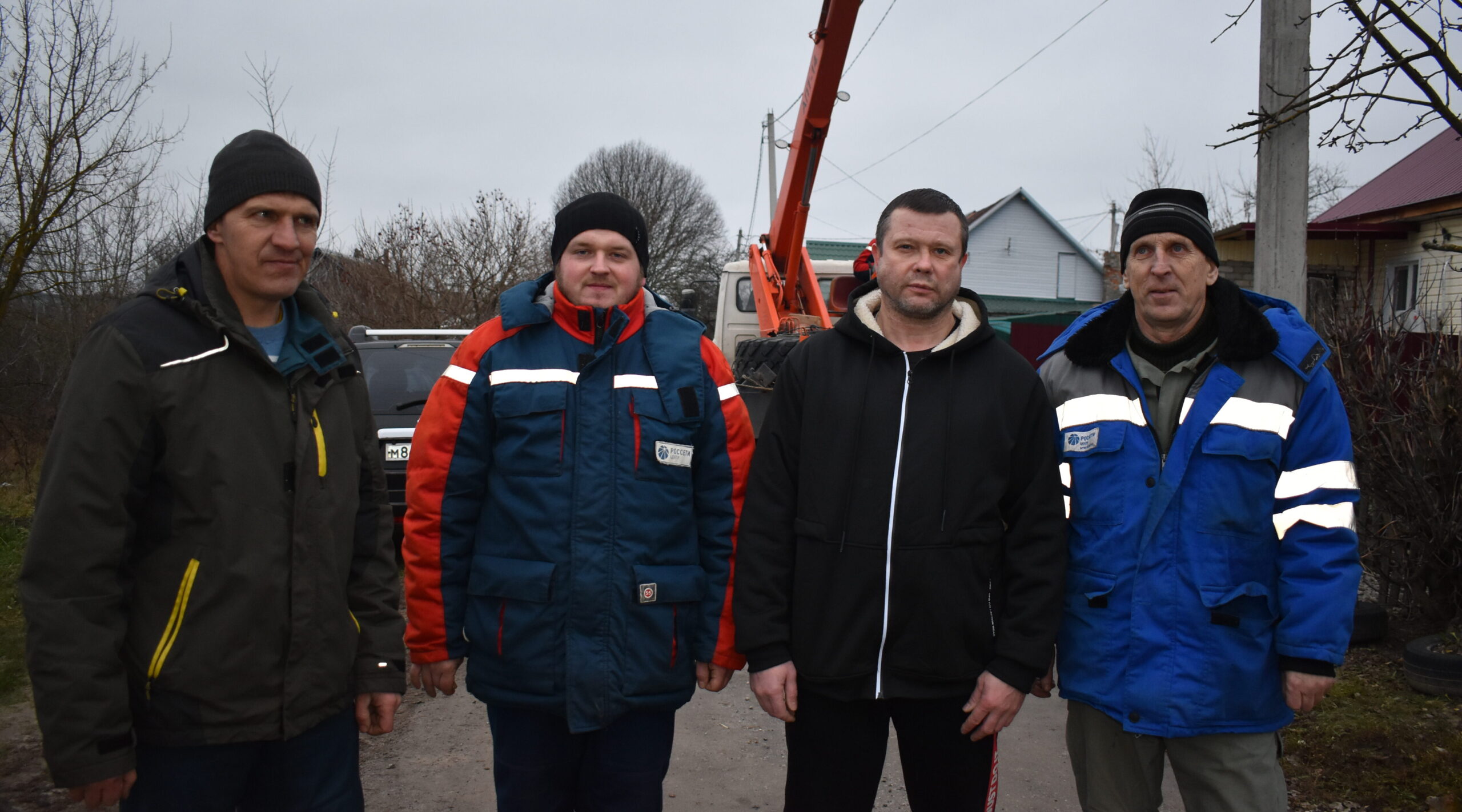 Жирятинские электрики у дома участника СВО зажгли новый фонарь