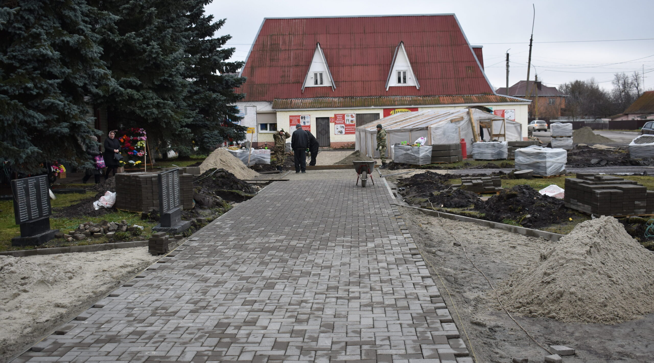 В Сквере 50-летия Победы в селе Жирятино продолжается реконструкция