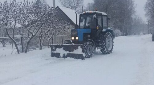 В Жирятинском районе борются с последствиями ночного снегопада