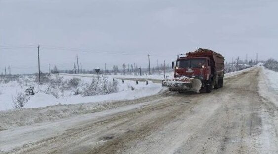 На дорогах Брянщины продолжается борьба со снегом