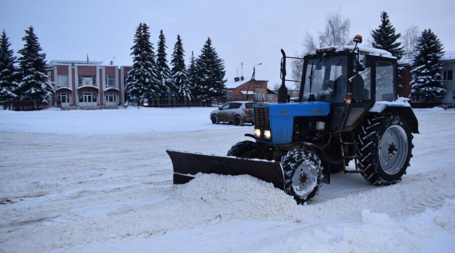 Таких снегопадов давно не видели жирятинские дороги