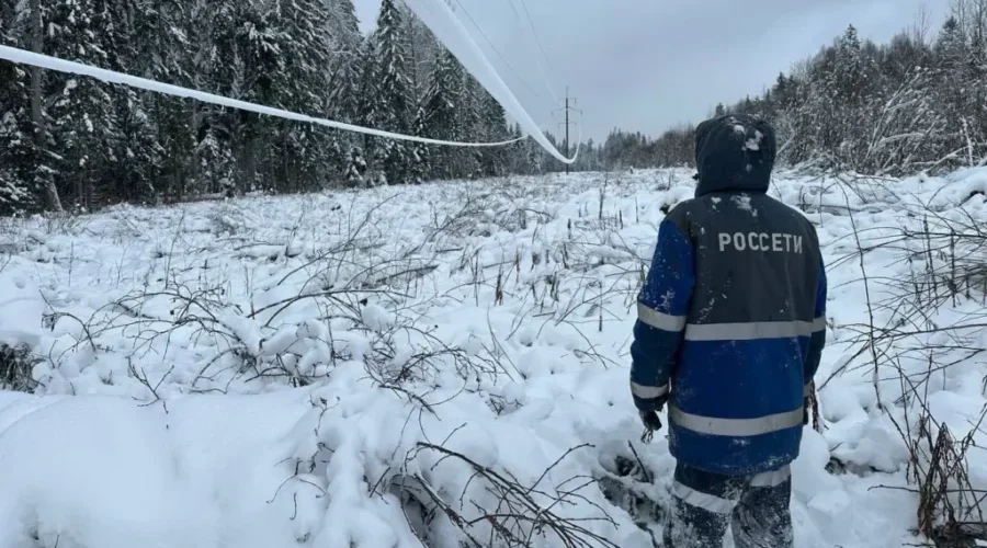 Жирятинские энергетики устраняют последствия снегопада