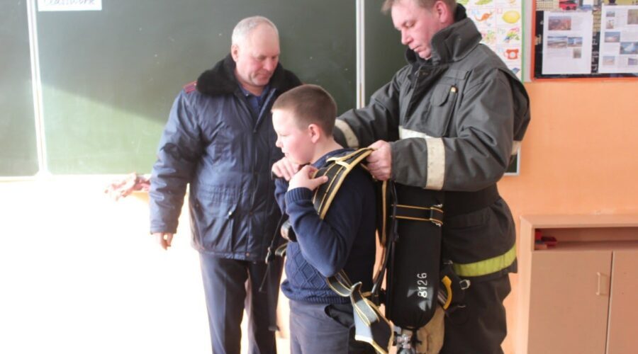Сотрудники Жирятинской Пожарно-спасательной части провели беседу со школьниками