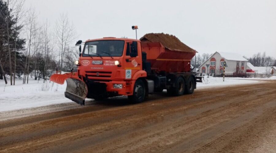 На дорогах Брянщины продолжаются работы по ликвидации последствий непогоды