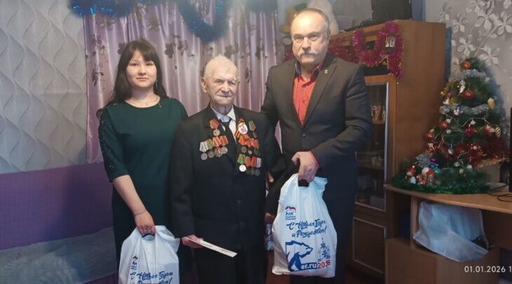 В селе Жирятино поздравили ветерана с Днем рождения и новогодними праздниками