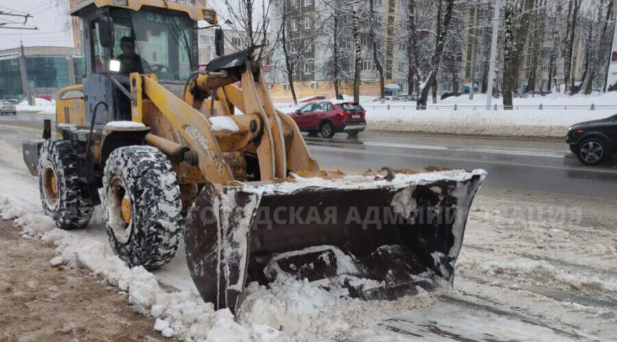 Снег в Брянске убирают 75 спецмашин