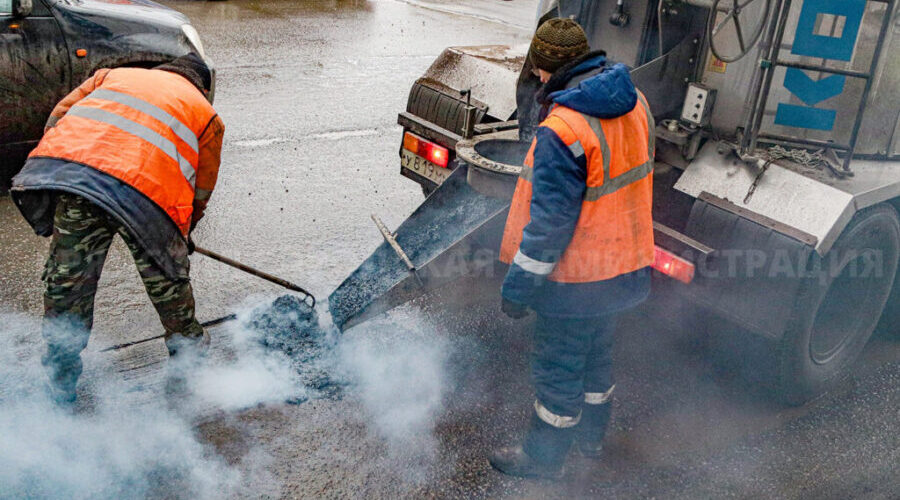 Брянские дороги ремонтируют «Кохером» и рециклерами