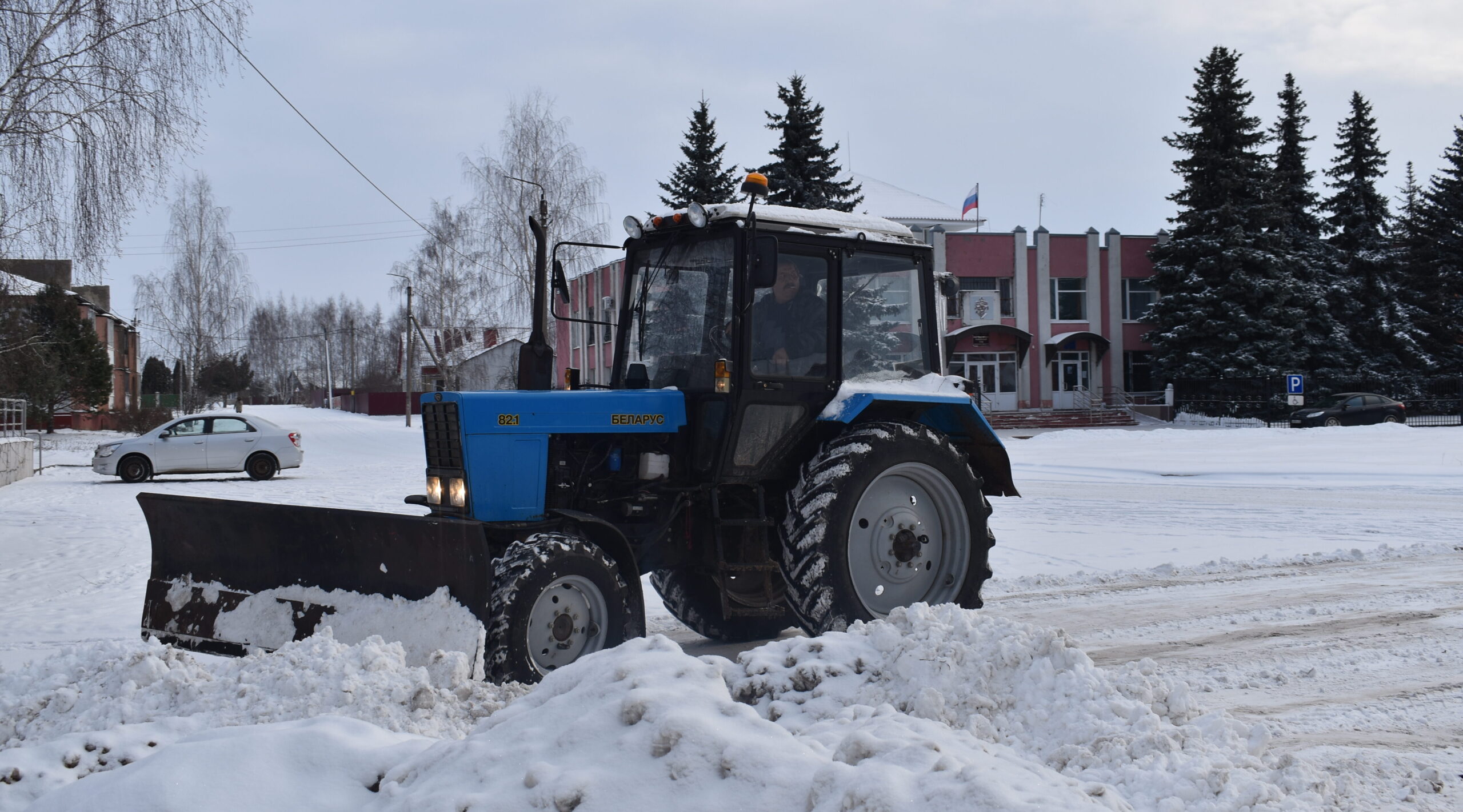 В Жирятинском районе идет очистка и обработка дорог