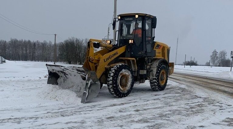 На Брянщине продолжается очистка дорог от снега
