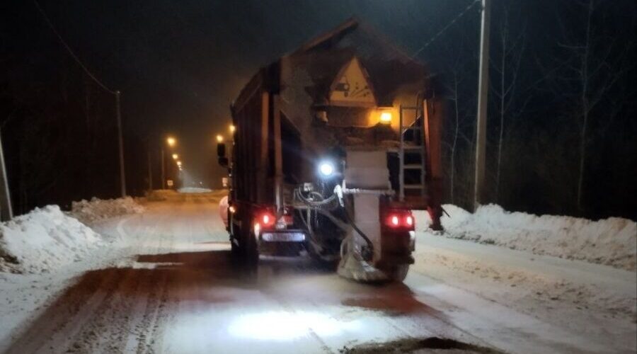 На дорогах Брянщины продолжается борьба со снегом