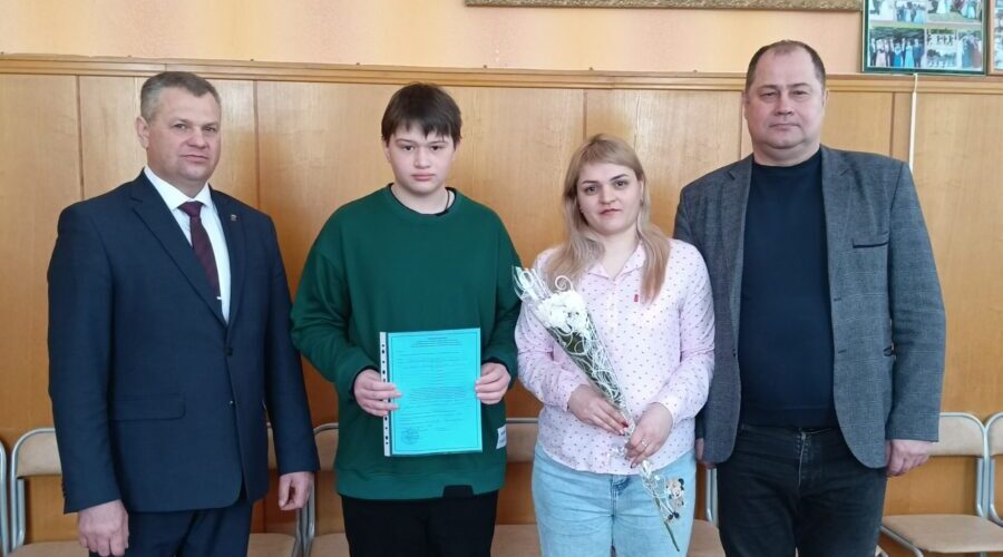 Брасовской молодой семье вручили жилищный сертификат