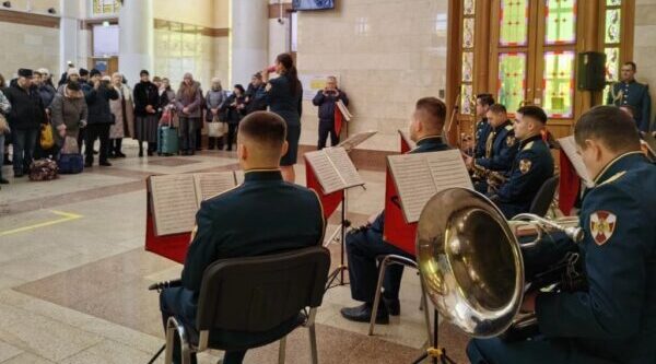Военные музыканты Росгвардии выступили на железнодорожном вокзале в Брянске