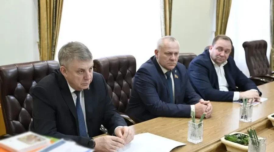 Губернатор Брянщины провел рабочую встречу с руководителем АО «Завод «Снежеть»