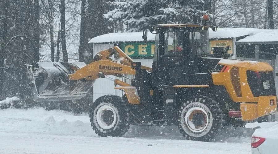 Районы Брянской области продолжают бороться со снегом на дорогах