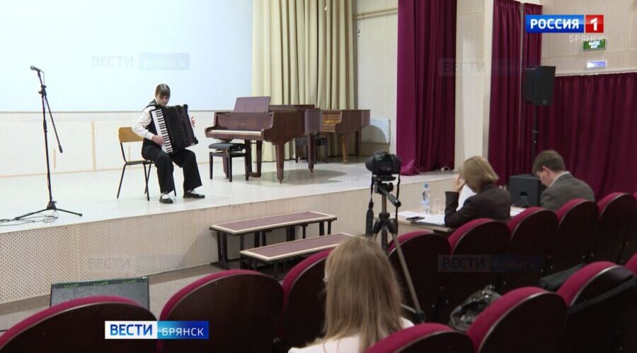 Почти сто юных музыкантов Брянщины приняли участие в конкурсе народных инструментов