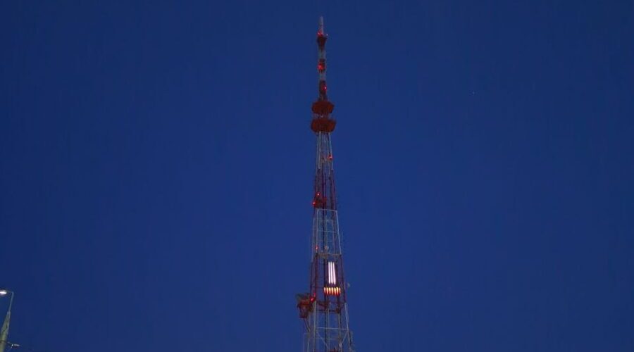 Брянская телебашня включила подсветку в знак поддержки пострадавших жителей от теракта