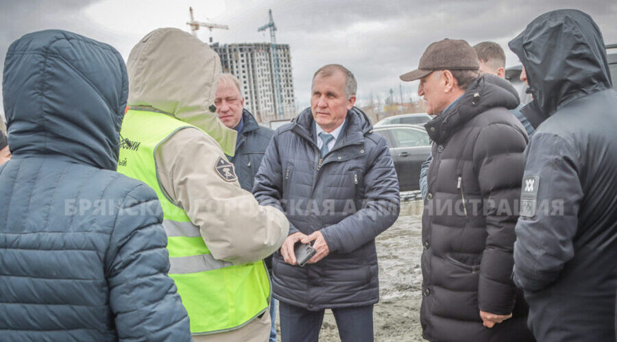 Александр Макаров контролирует строительство нового детского сада в Брянске